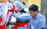 Chờ con thi, bố mẹ đợi trong nắng nóng 37 độ C